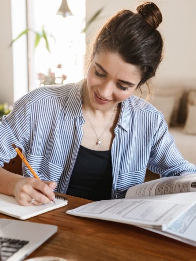 mulher estudando para concurso lendo um livro