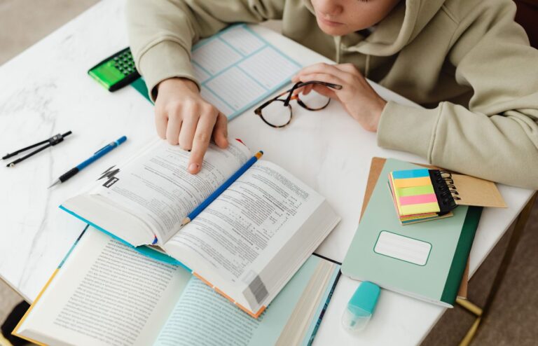 pessoa motivada estudando para concurso publico