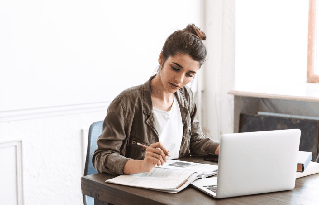 pessoa estudando para concurso público